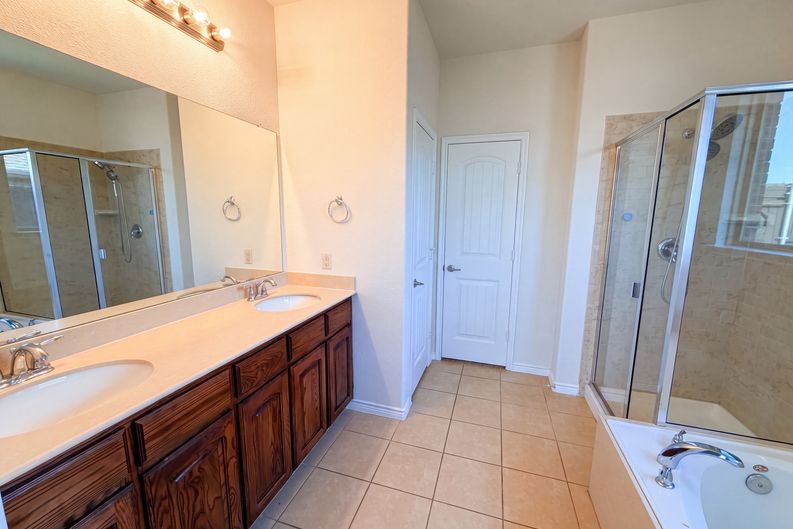 Photo 17 of 22 of 1217 Maverick Ln, Royse City, TX