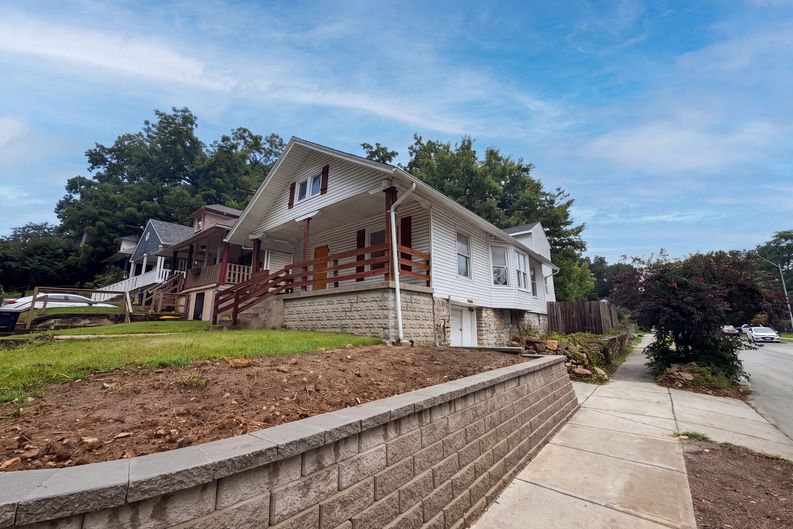 Photo 13 of 17 of 1316 E 44th St, Kansas City, MO