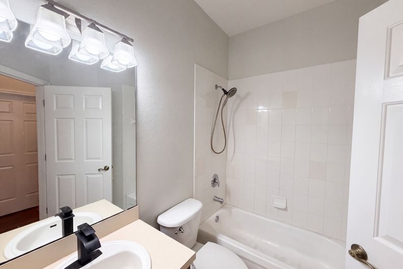 Photo 12 of 24 of 33450 Irongate Dr, Leesburg, FL