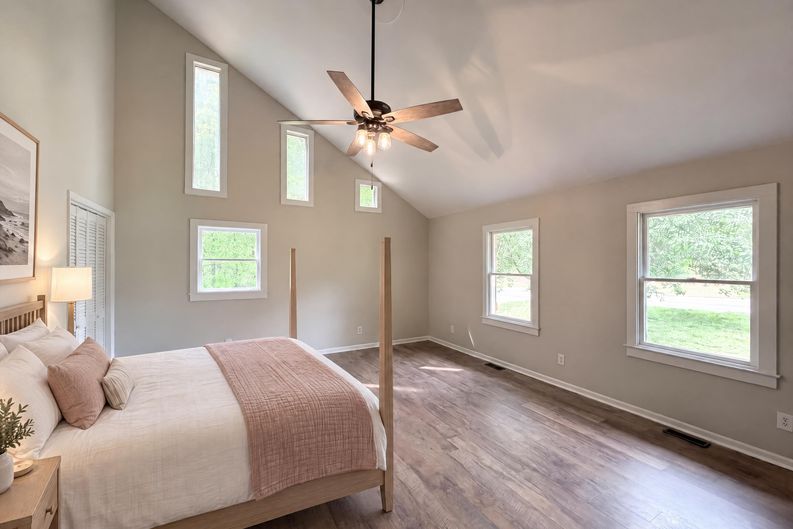 Photo 4 of 22 of 706 Crescent Dr, Cherryville, NC