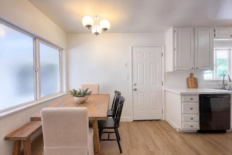 Photo 6 of 30 of 5313 Fernwood Way, Sacramento, CA