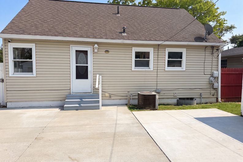 Photo 5 of 25 of 651 Raleigh Dr, Columbus, OH