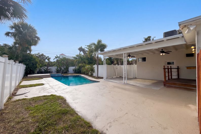 Photo 5 of 34 of 601 Myrtle Way S, Saint Petersburg, FL