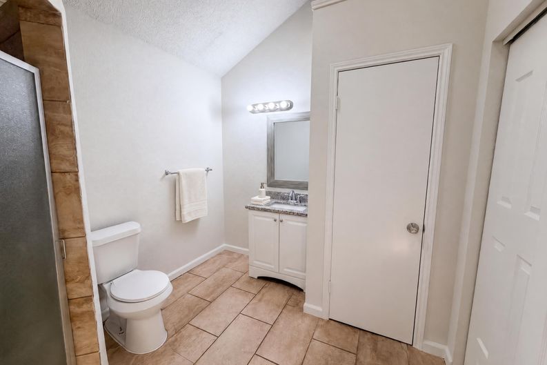 Photo 10 of 23 of 832 Brockden Dr, Mesquite, TX