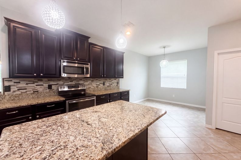 Photo 12 of 37 of 626 Tanana Fall Dr, Ruskin, FL