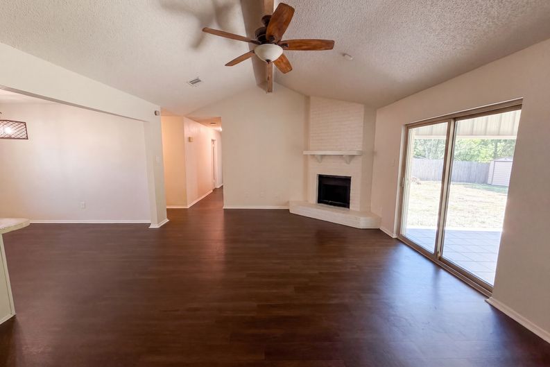 Photo 8 of 18 of 309 Applewood Ln, Hewitt, TX