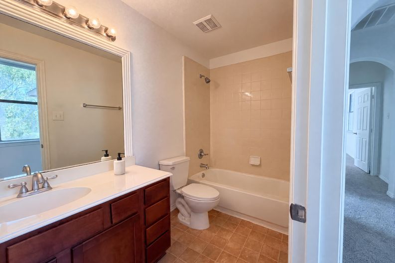 Photo 13 of 23 of 1700 Forsythe Dr, Savannah, TX