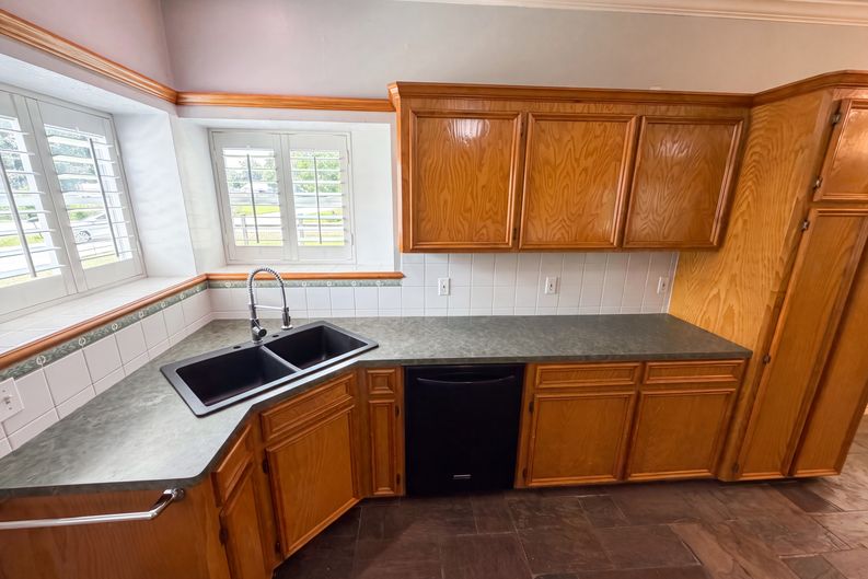 Photo 11 of 19 of 7934 Round Rock Dr, Houston, TX