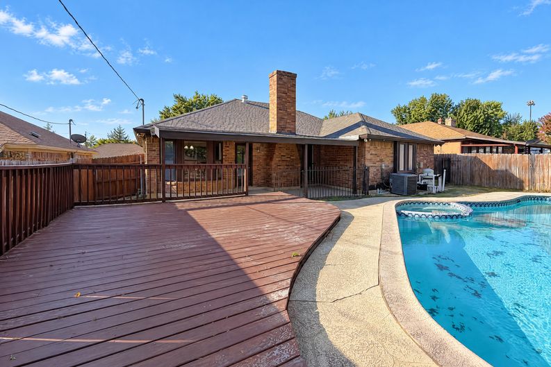 Photo 15 of 17 of 935 Thistle Ridge Ln, Arlington, TX
