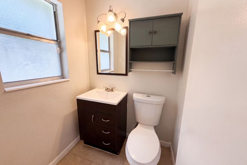 Photo 6 of 14 of 7018 Lynwood Dr, Tampa, FL