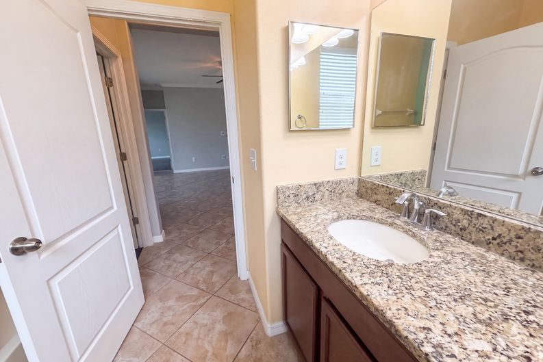 Photo 21 of 37 of 626 Tanana Fall Dr, Ruskin, FL