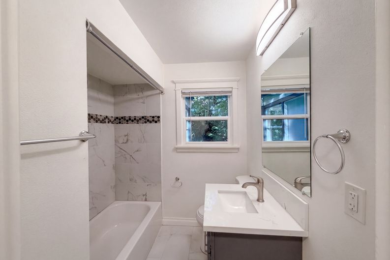 Photo 16 of 26 of 605 Ash St, Lake Oswego, OR