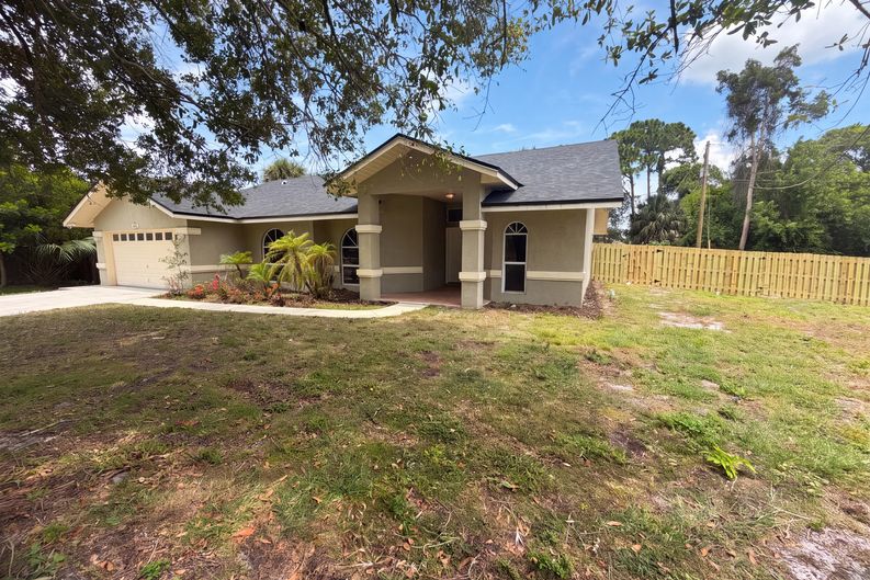 Photo 22 of 29 of 711 SE Celtic Ave, Port Saint Lucie, FL