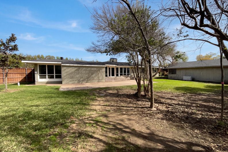 Photo 14 of 18 of 4106 Walnut Hill Ln, Dallas, TX