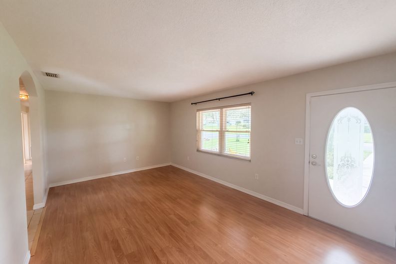 Photo 5 of 15 of 2716 Charleston Dr, Plant City, FL