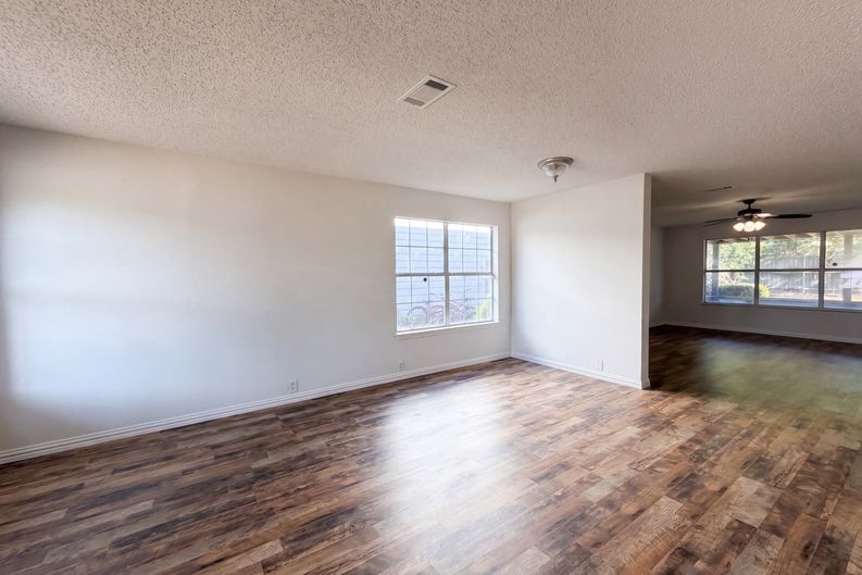 Photo 9 of 30 of 4325 Falcon Dr, Sherman, TX