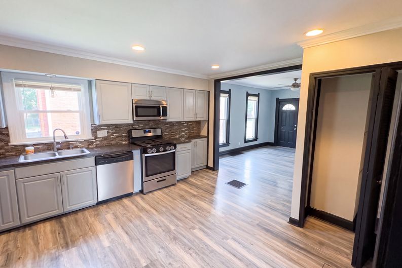 Photo 8 of 32 of 608 Howland Ave, Toledo, OH