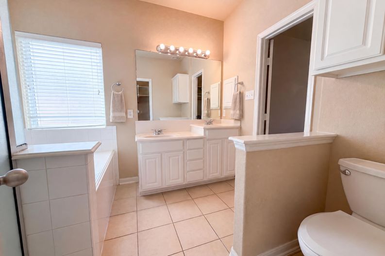 Photo 12 of 29 of 7002 Crockett Ridge Dr, Richmond, TX