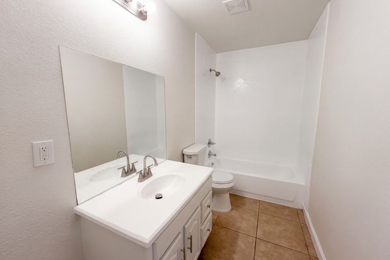 Photo 12 of 17 of 1322 E Waco Ave, Dallas, TX