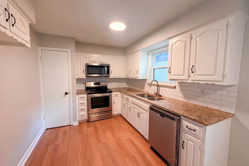 Photo 13 of 17 of 922 Meadowdale Cir, Garland, TX
