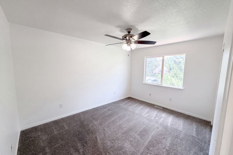 Photo 4 of 20 of 6943 W Bamburgh Way, West Valley City, UT