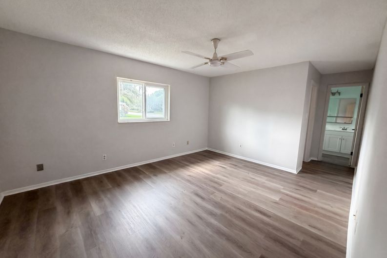 Photo 10 of 21 of 9605 NW 81st St, Tamarac, FL