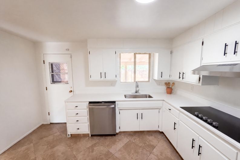 Photo 5 of 25 of 917 N Miller Dr, Tucson, AZ