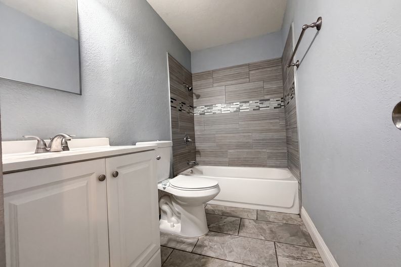 Photo 12 of 24 of 15929 La Verida Dr, Victorville, CA