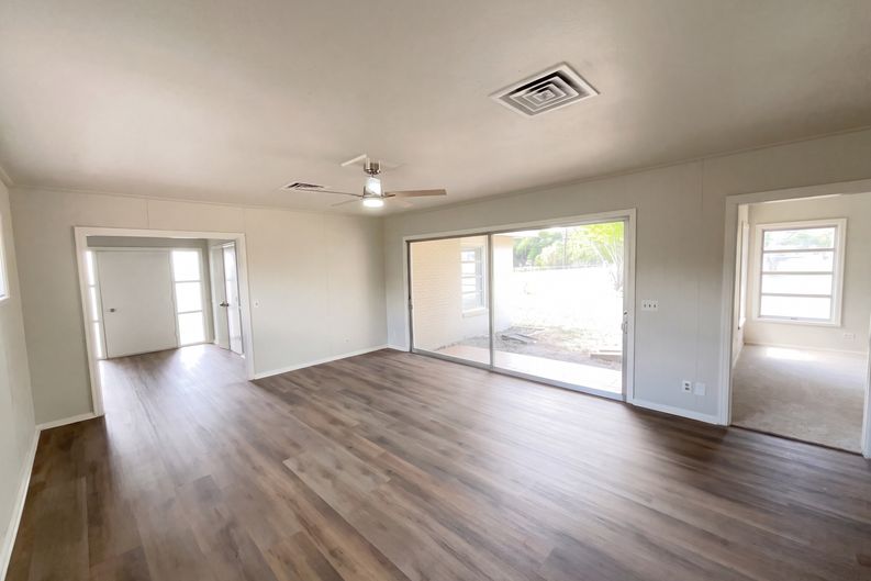 Photo 3 of 26 of 1205 G St, Floresville, TX