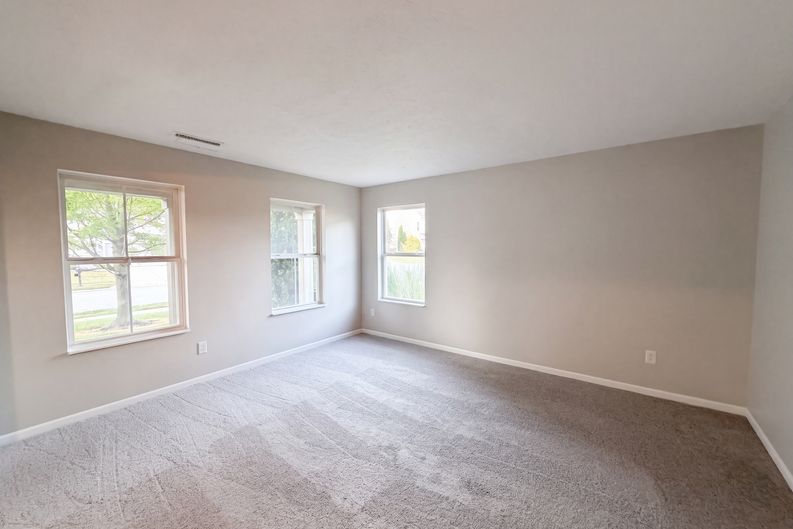 Photo 13 of 23 of 10605 Dunes Ct, Indianapolis, IN