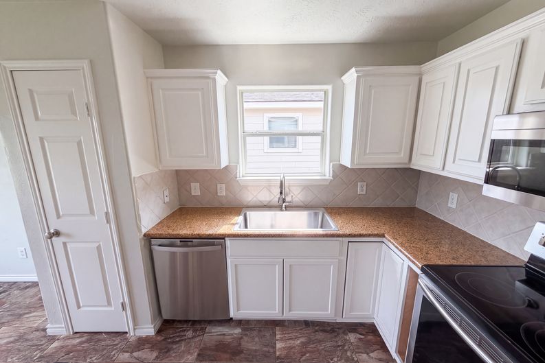 Photo 17 of 21 of 9002 Barracuda Dr, Texas City, TX