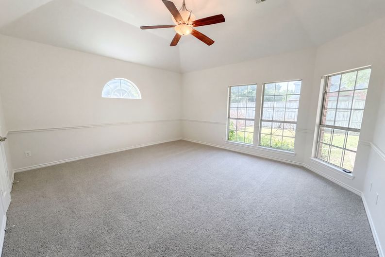 Photo 9 of 28 of 1126 Glencoe Dr, Glenn Heights, TX