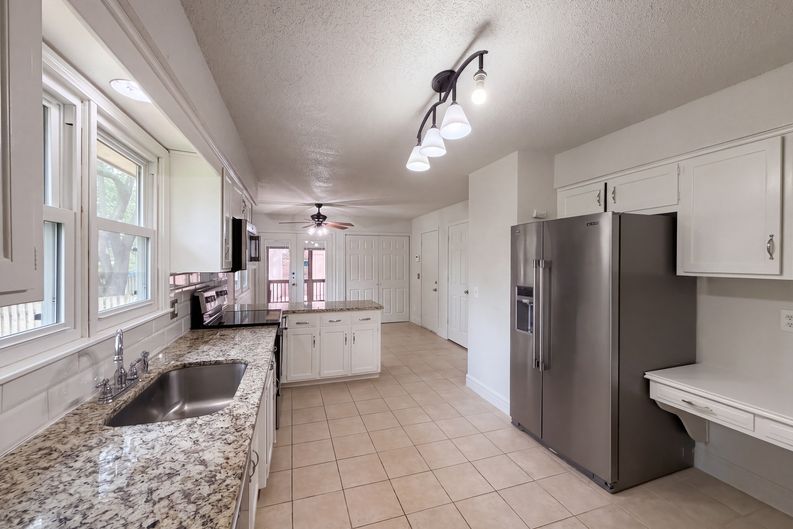 Photo 7 of 39 of 14224 S Raintree Dr, Olathe, KS