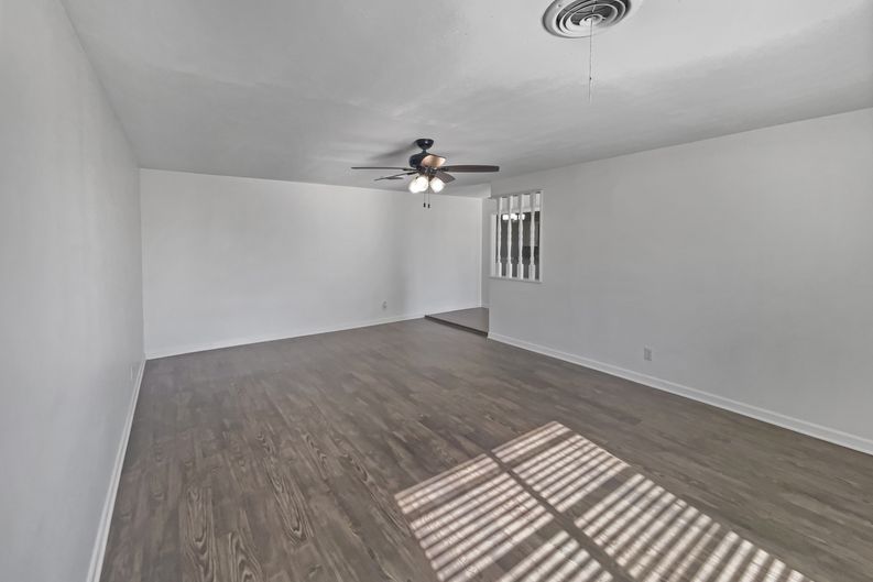 Photo 3 of 18 of 1105 E 17th St, Georgetown, TX