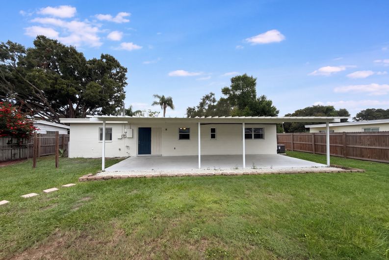 Photo 5 of 24 of 1371 Jeffords St, Clearwater, FL