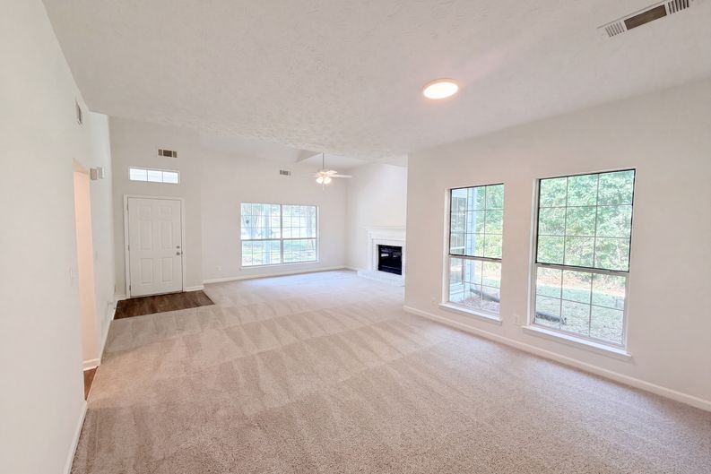 Photo 11 of 38 of 901 Lauren Kay Ct, Lawrenceville, GA