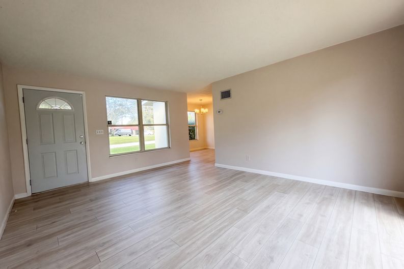 Photo 6 of 17 of 1737 Hawaii Dr E, Jacksonville, FL