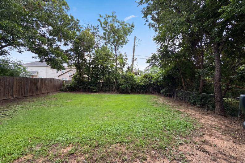 Photo 17 of 18 of 619 E Arlington Ave, Fort Worth, TX