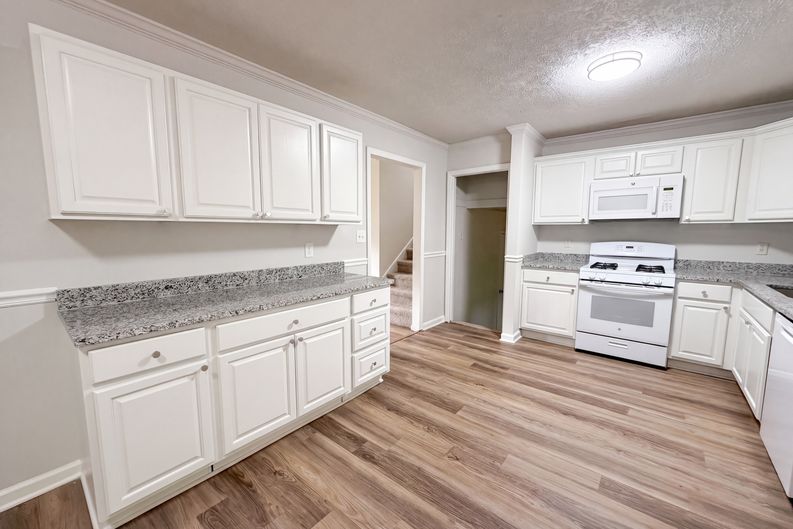 Photo 6 of 25 of 3691 Lavilla Dr, Powder Springs, GA
