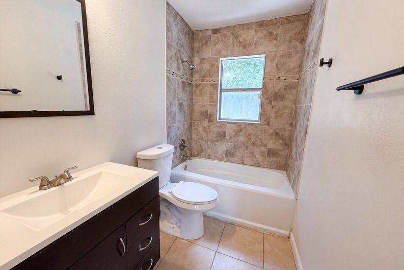 Photo 7 of 14 of 7018 Lynwood Dr, Tampa, FL