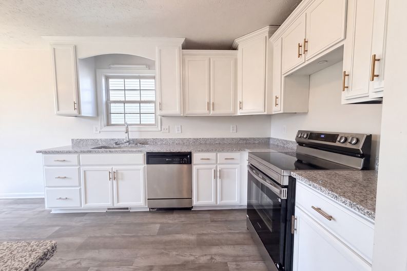 Photo 10 of 27 of 3475 Melrose Dr, Clarksville, TN