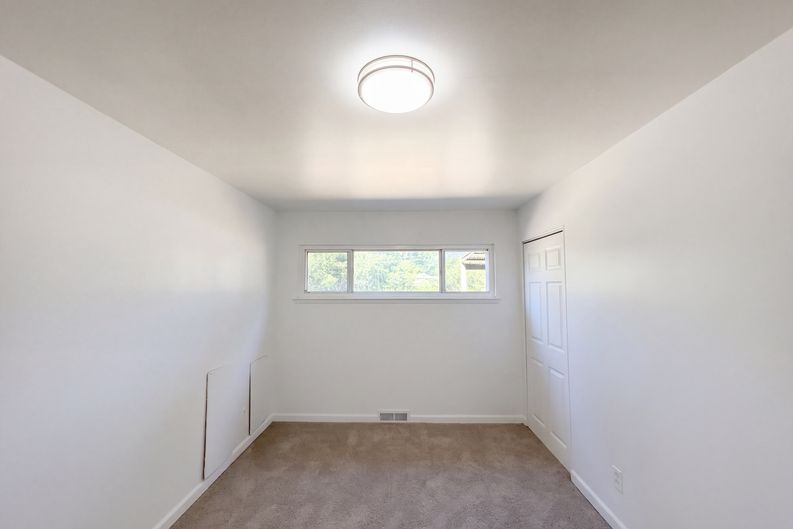 Photo 4 of 18 of 9022 Manorford Dr, Cleveland, OH
