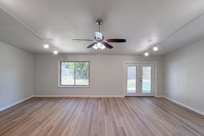 Photo 18 of 21 of 220 Grand Meadow Dr, Fort Worth, TX