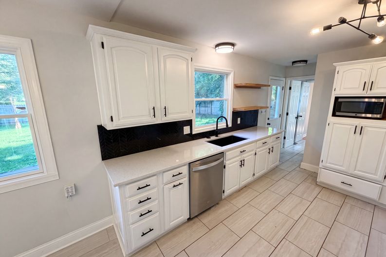 Photo 6 of 17 of 5110 Winston Dr, Indianapolis, IN