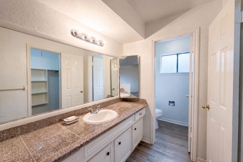 Photo 13 of 19 of 3714 Saint William Ln, Houston, TX