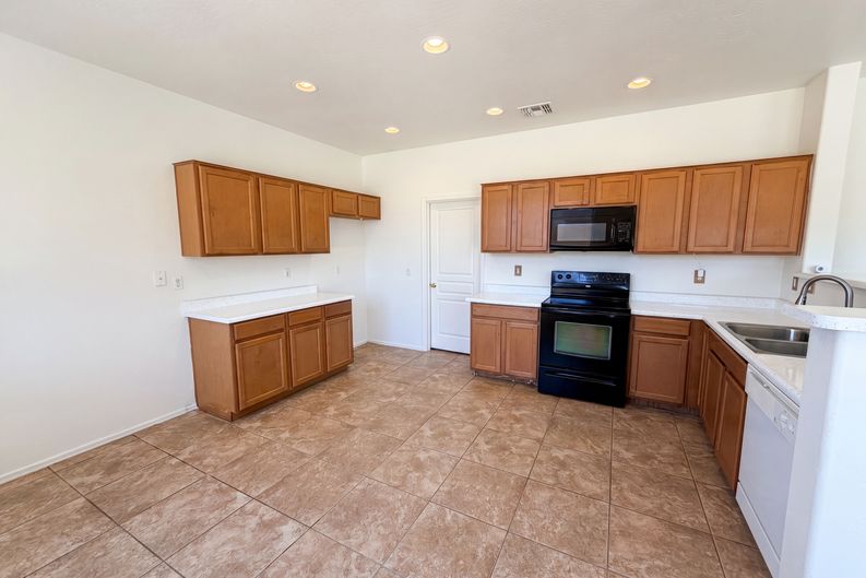 Photo 10 of 33 of 7411 W Alta Vista Rd, Laveen, AZ