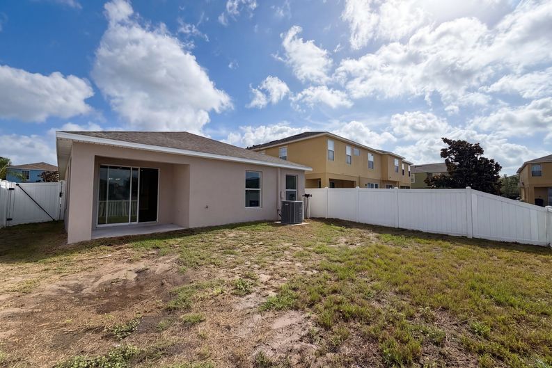 Photo 5 of 28 of 1969 Hawks View Dr, Ruskin, FL