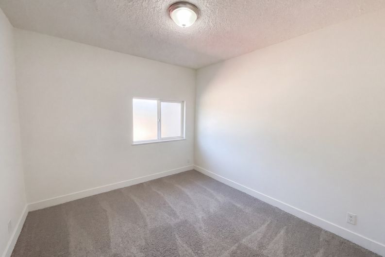 Photo 4 of 30 of 5313 Fernwood Way, Sacramento, CA