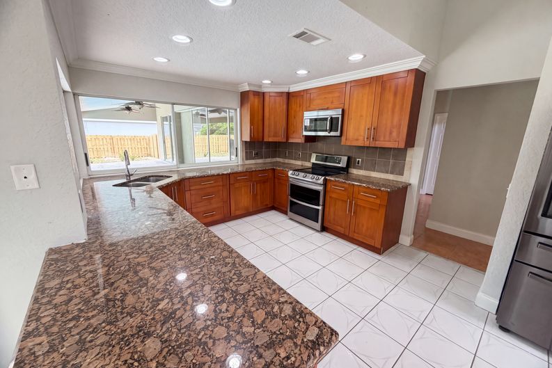 Photo 10 of 29 of 711 SE Celtic Ave, Port Saint Lucie, FL