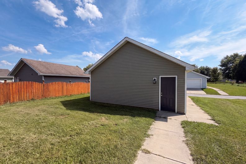 Photo 18 of 21 of 2913 Hervey St, Indianapolis, IN